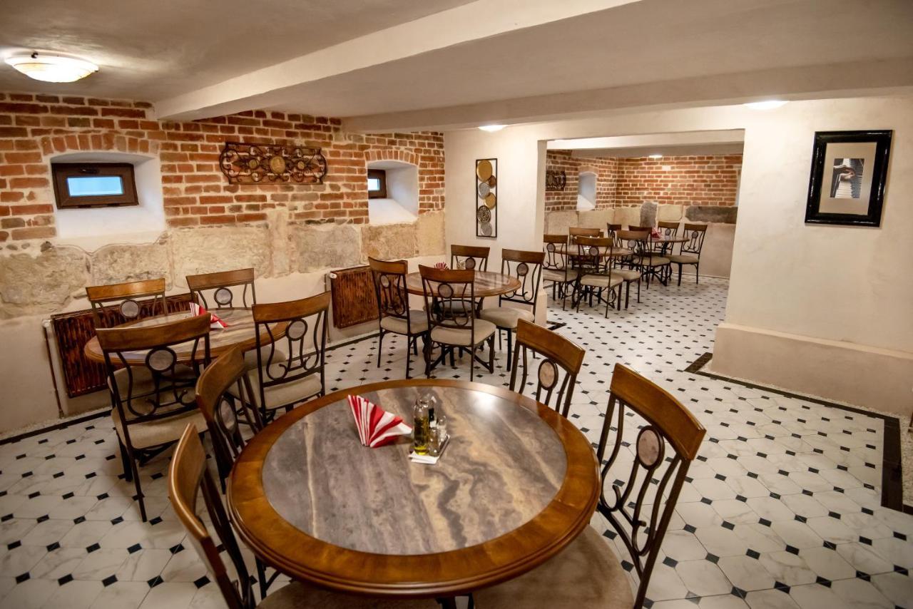 Ana Boutique Bed & Breakfast อัลบายูเลีย ภายนอก รูปภาพ