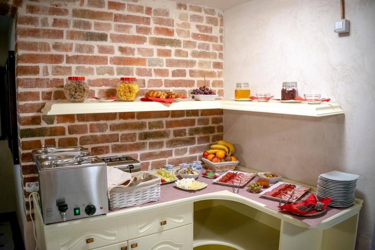 Ana Boutique Bed & Breakfast อัลบายูเลีย ภายนอก รูปภาพ